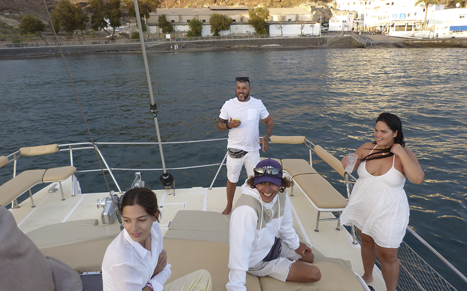 Proa de un catamarán navegando frente a La Caleta de Adeje en Tenerife